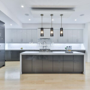 Tủ bếp Acrylic trắng - xám tro kết hợp đảo bếp sang trọng – A-K02